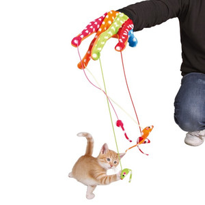 Zabawka dla kota i jego właściciela - rękawica z wiszącymi myszkami