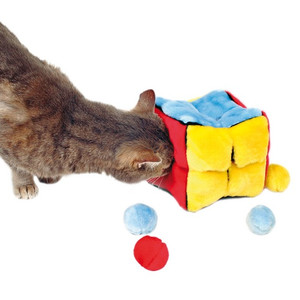 Zabawka dla kota - pluszowa kostka do napełniania zabawkami lub smakołykami